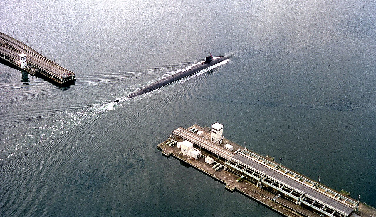 USS Ohio passes through the Hood Canal Bridge.jpg