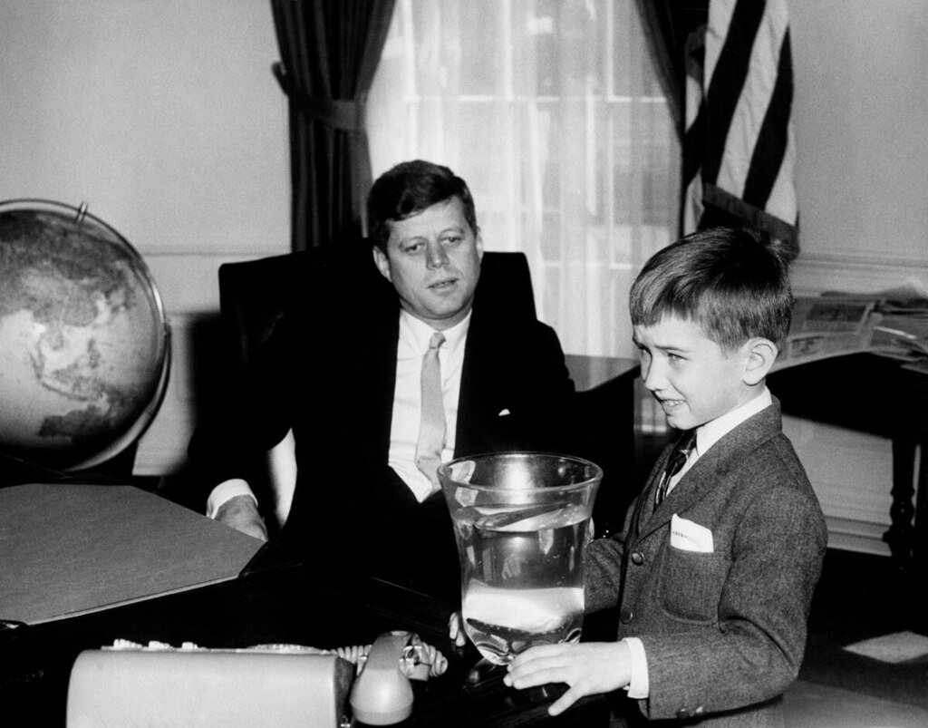 President_John_F._Kennedy_with_Robert_F._Kennedy,_Jr._(03).jpg