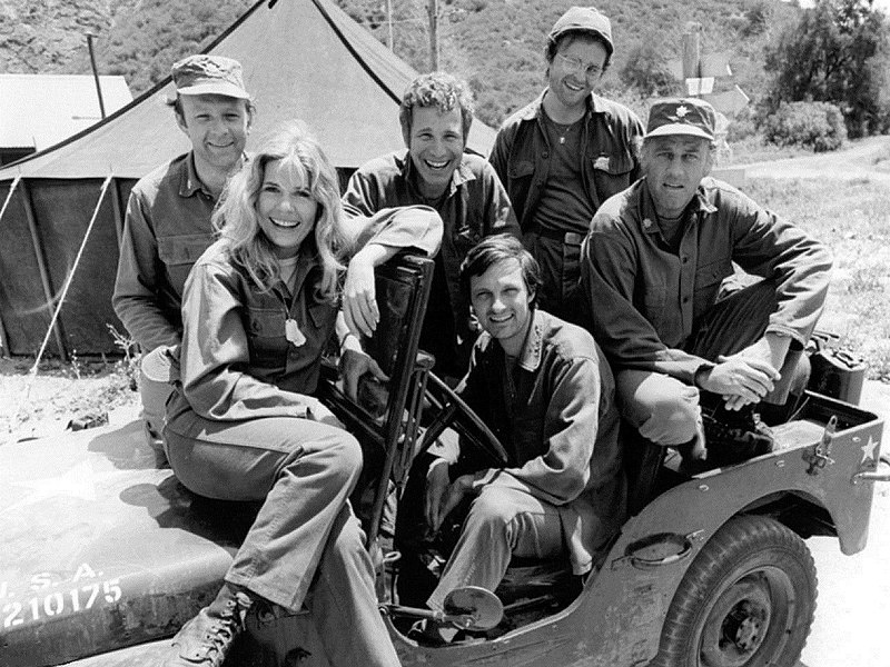 800px-MASH_TV_cast_1974.JPG